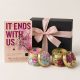 Lélekbúvár ajándékcsomag Colleen Hoover könyvvel és Bomb Cosmetics illatgyertyákkal díszdobozban.