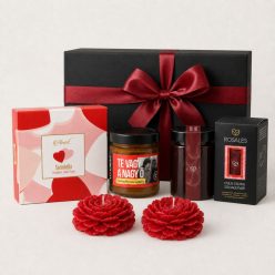 Te vagy a nagy ő ajándékcsomag gyümölcsvirágmézzel, csilis-csokis szilvalekvárral, szív alakú formacukorral és szójaviasz rózsagyertyákkal díszdobozban.