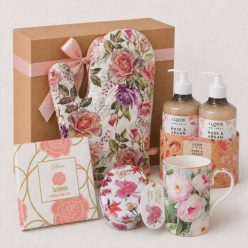 Rózsacsokor ajándékcsomag Easy Life rózsás porcelán teásbögrével, skót vaníliás fudge karamellával, I Love Naturals testápoló szettel, pamut edényfogó kesztyűvel és rózsa formacukorral díszdobozban.
