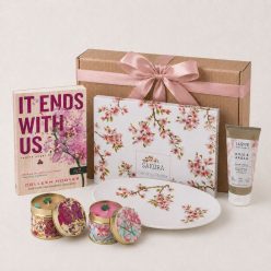 Lélekbúvár nagy könyves ajándékcsomag nőknek Colleen Hoover regénnyel, illatgyertyákkal, kézkrémmel és Sakura porcelán kínálótállal