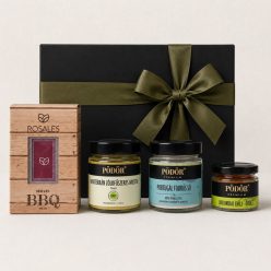 Grillhez és BBQ-hoz prémium ajándékcsomag szilvás BBQ szósszal, mediterrán zöldfűszeres mustárral, portugál forrás sóval és bio indiai chilivel