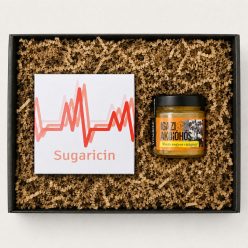 Az igazi akcióhősnek ajándékcsomag Sugaricin EKG-mintás szív formacukorral és Igazi akcióhős nyers magyar virágmézzel egészségügyi dolgozóknak
