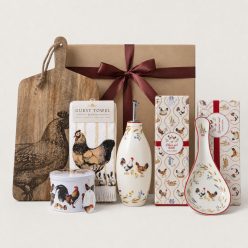 Baromfiudvar óriás ajándékcsomag kakasos vágódeszkával, Country Life porcelán olajkiöntővel, fakanáltartóval, csirkés konyharuhával és tyúkos vanília fudge-dzsal