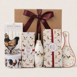 Baromfiudvar ajándékcsomag Country Life porcelán olajkiöntővel, fakanáltartóval, csirkés konyharuhával és tyúkos fémdobozos vanília fudge-dzsal