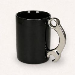Fekete porcelán bögre ezüst színű villáskulcs alakú füllel ajándékdobozban