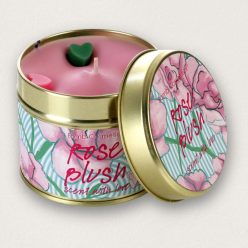 Bomb Cosmetics Rose Blush illatgyertya fémdobozban rózsa mandarin és szegfűszeg illattal