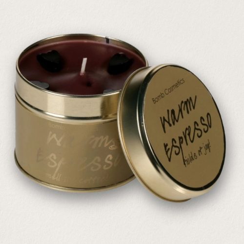 Bomb Cosmetics Warm Espresso illatgyertya fémdobozban kávé karamell és fekete bors illattal