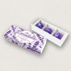 Levendulás mintájú díszdoboz és 3 darab lila színű ültethető magbonbon.